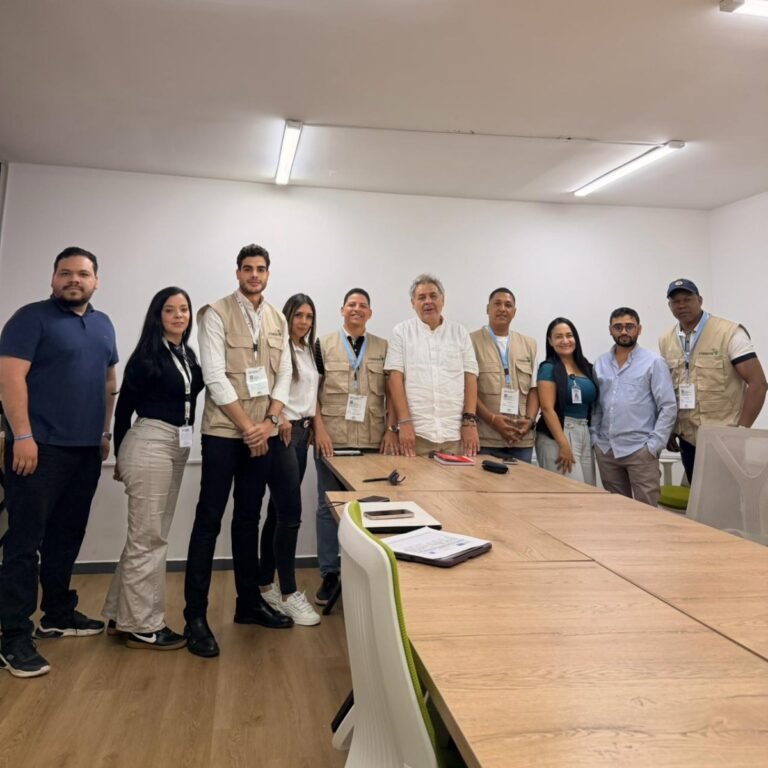 Diputados dominicanos observan la segunda vuelta en Colombia y se reaviva la exigencia de transparencia electoral