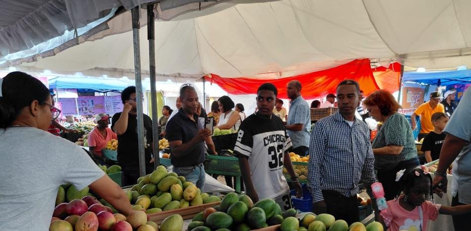Ministro destaca el montaje de la Feria del Mango y vuelve a poner el foco en las demandas del sector agrícola