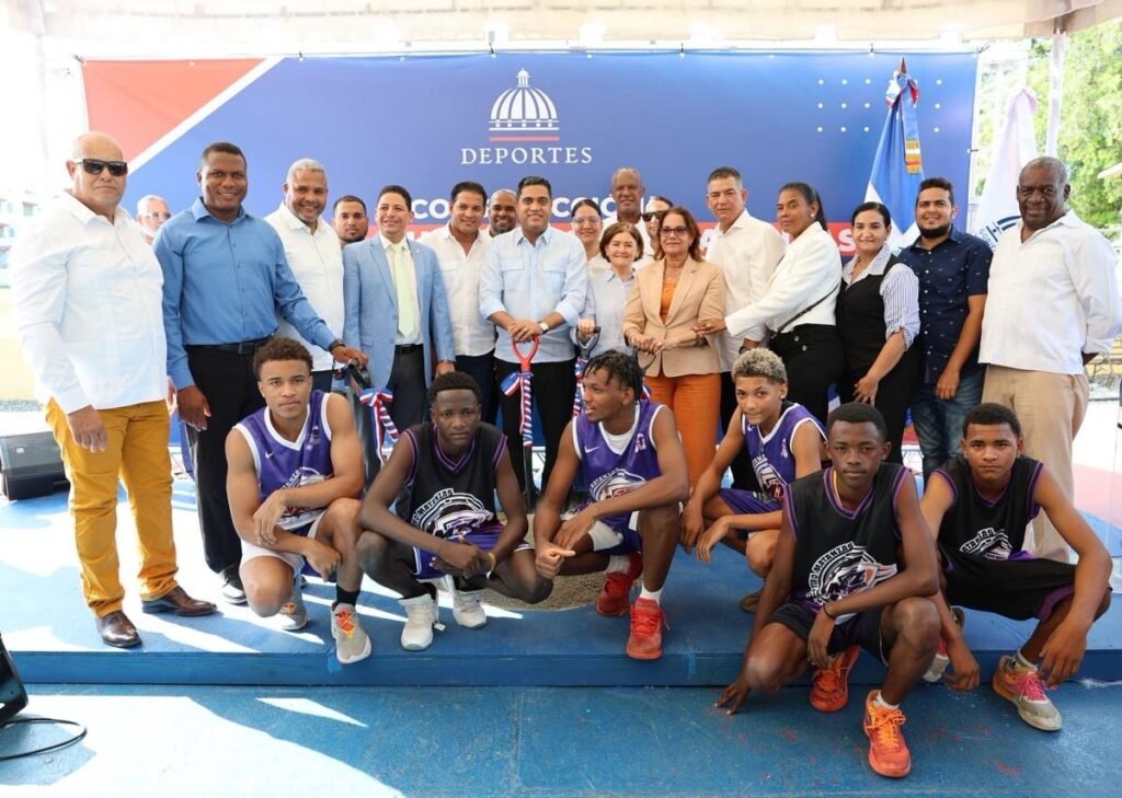 Kelvin Cruz da inicio al techado multiuso del Club Matanzas, en Peravia