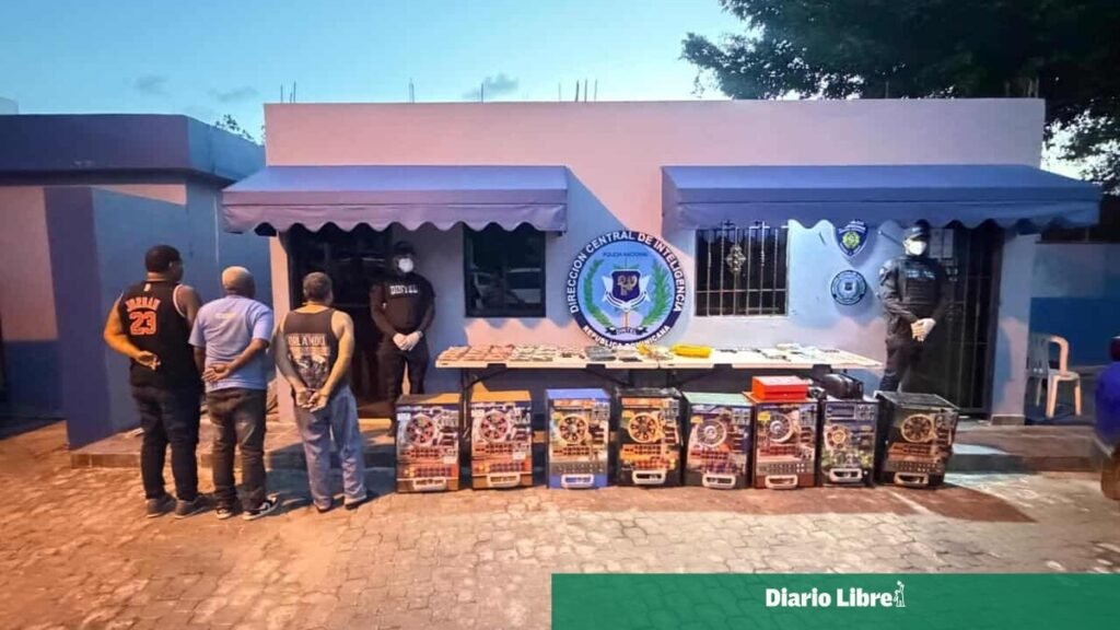 Policía y Ministerio Público ocupan drogas, armas y más de cinco millones de pesos en Santo Domingo Norte