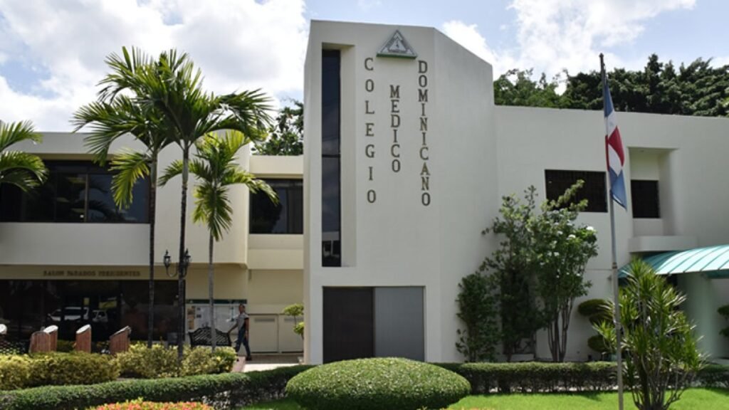 CMD denuncia atropello y paraliza consultas por arresto de médicos en La Vega