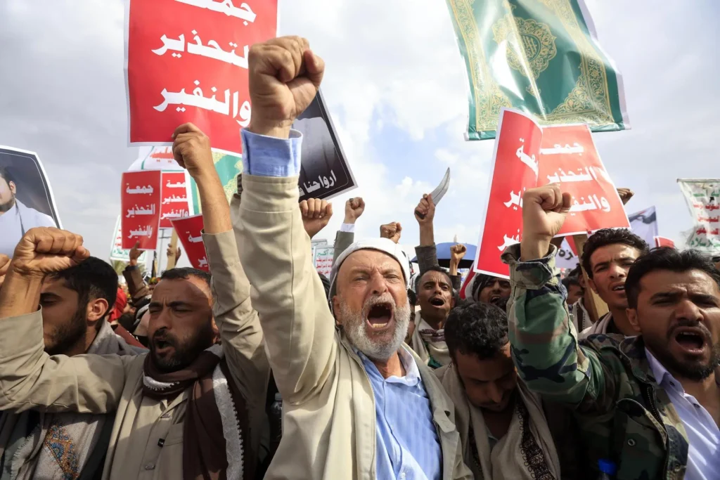 Miles de hutíes se concentran en Saná y elevan la presión sobre Arabia Saudí en plena escalada