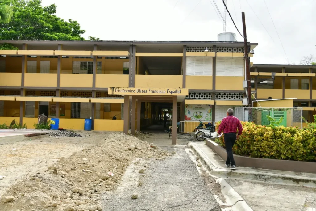 Obras pendientes y falta de aulas tensan el inicio escolar en Santiago