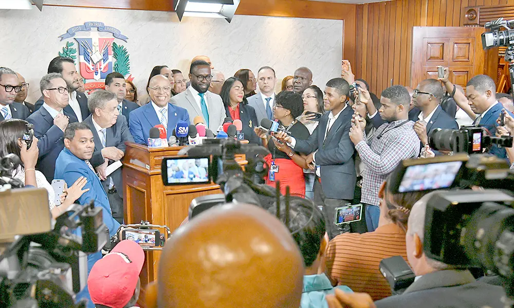 PRM paga en el Congreso el costo de leyes apuradas y promesas incumplidas