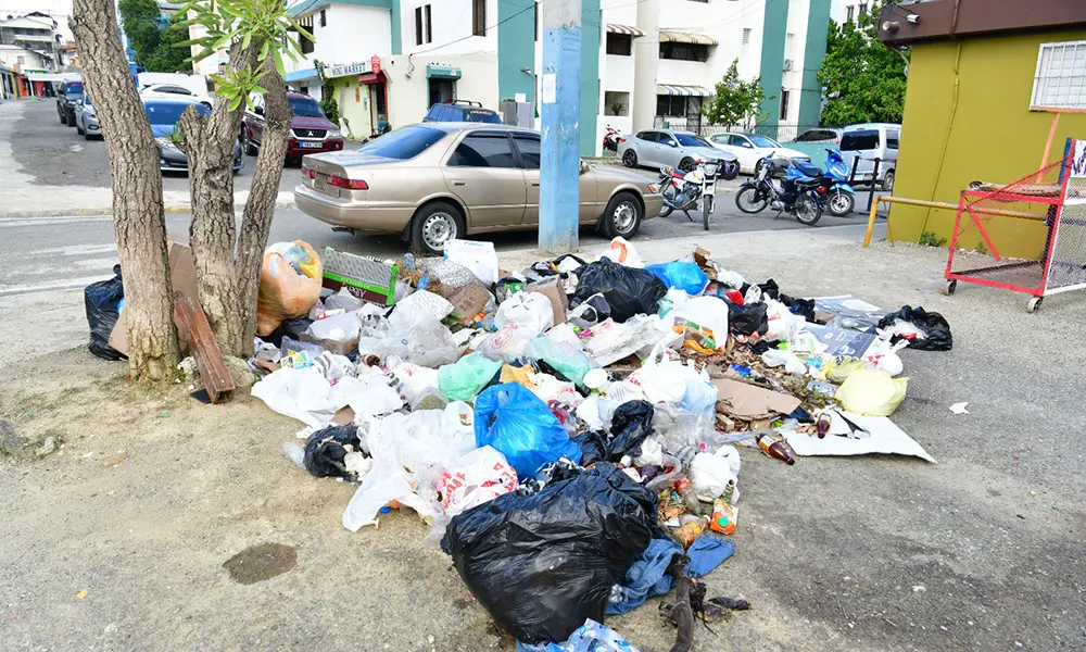Basura acumulada en Santiago Oeste dispara alertas por salud y servicios