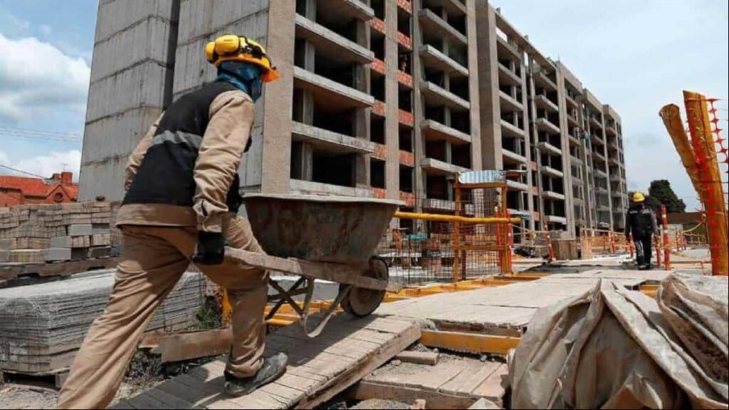 En el Gran Santo Domingo, la mano de obra de la construcción sigue inmóvil mientras subcontratos y combustibles empujan los costos