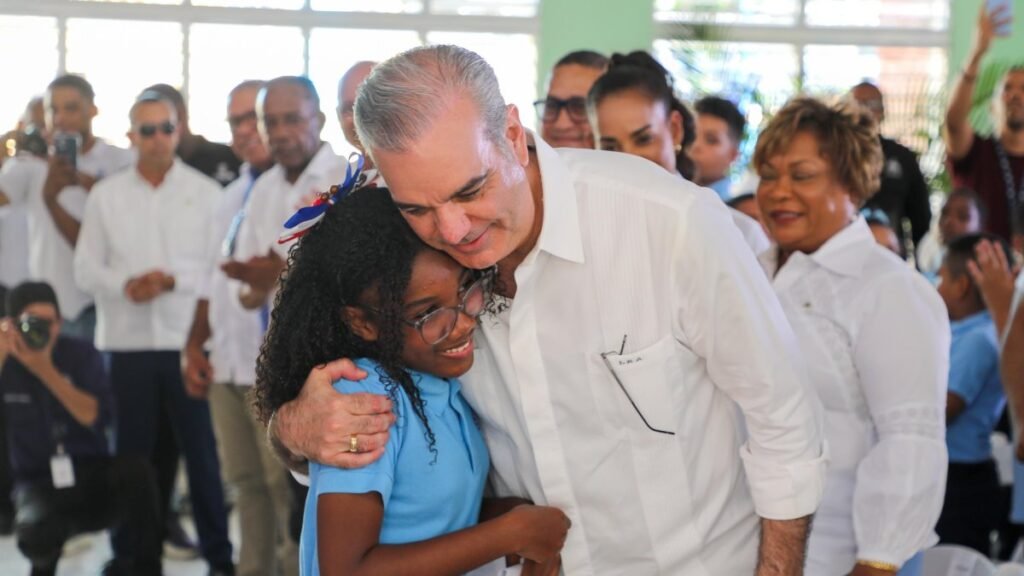 Abinader inaugura obras en Santo Domingo en una jornada marcada por educación, saneamiento, deporte y vivienda