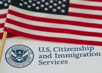 USCIS detecta una orden federal activa y detiene a un dominicano en pleno trámite de ciudadanía