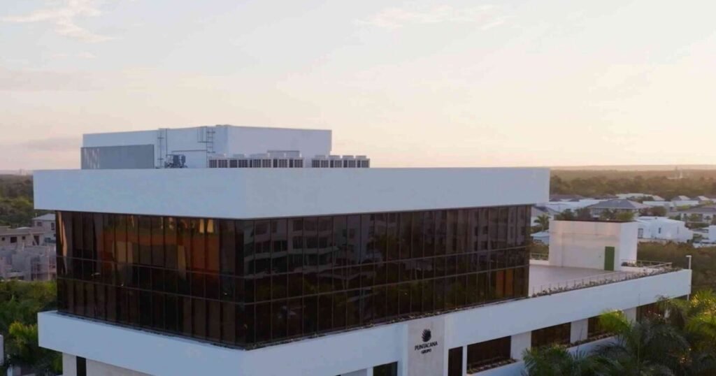 Grupo Puntacana lidera entre las turísticas mejor valoradas y expone el contraste con la deuda pública en empleo
