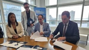 Convenio del Consulado en Miami anuncia 150 becas y reabre el debate sobre resultados concretos para la diáspora