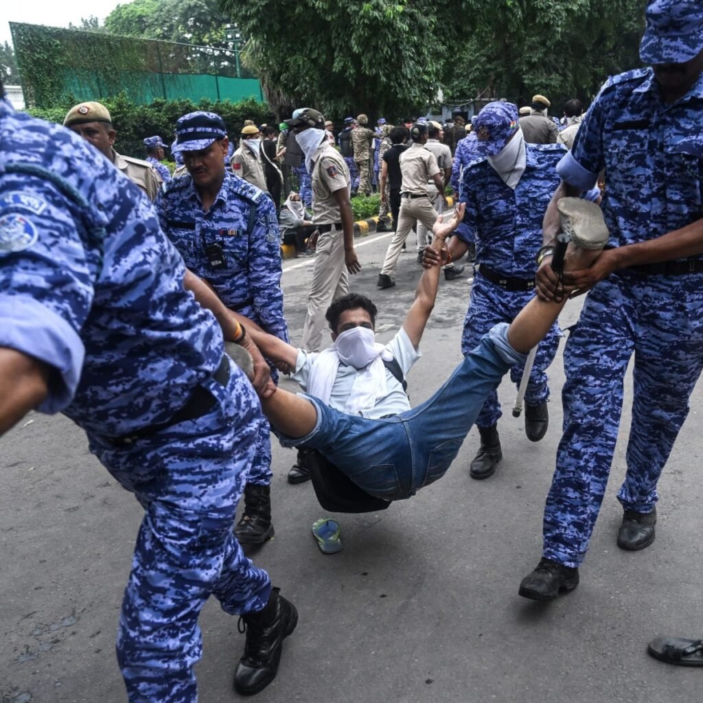 Protesta por exámenes irregulares enfrenta a la policía con miles de manifestantes en Nueva Delhi
