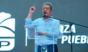 Leonel Fernández reprocha al Gobierno alzas eléctricas y apagones pese a contratos fijos de energía
