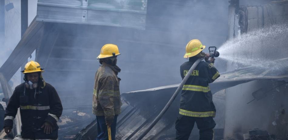 Fuego destruye la plaza Oasis en Villa Mella y deja pendientes las causas
