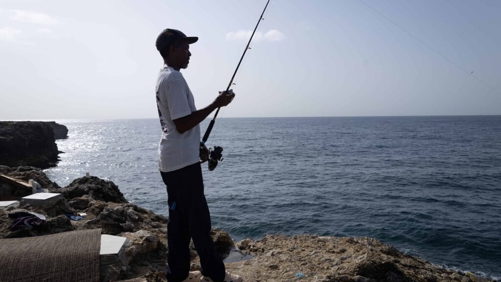 La pesca resiste en el Malecón entre esfuerzo extremo y un mar que sus propios usuarios dicen no reconocer