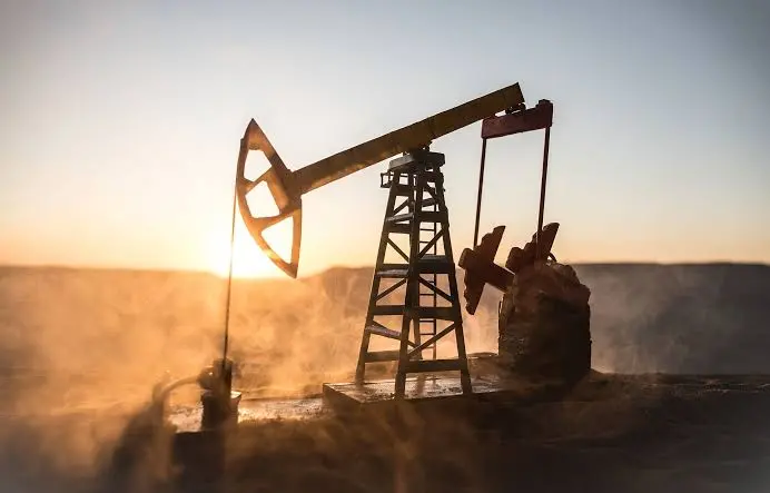 WTI retrocede 5,7 % en una jornada marcada por la expectativa de un acuerdo sobre Ormuz