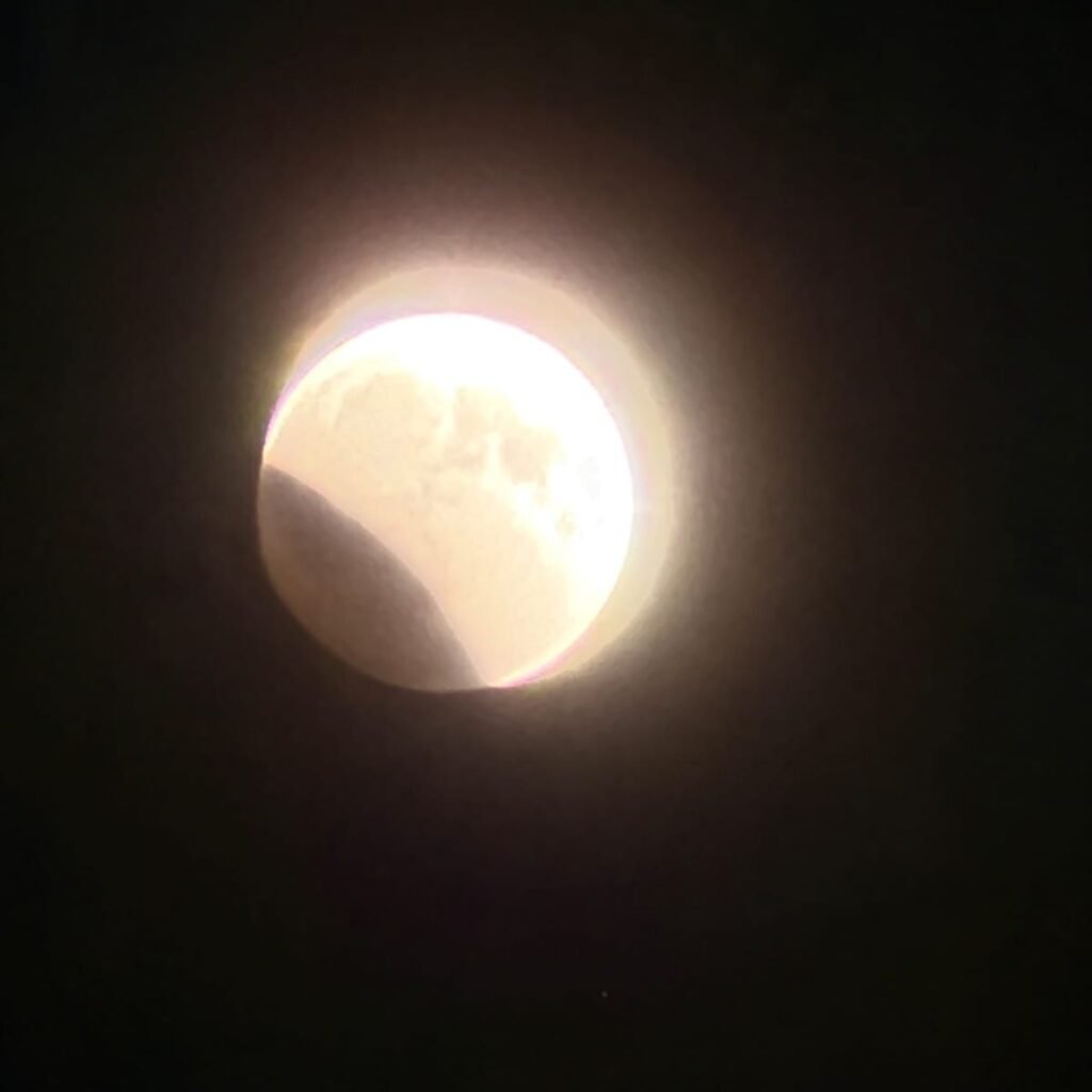 Un eclipse lunar profundo se dejó ver en República Dominicana y volvió a contrastar lo medible con la demanda de resultados