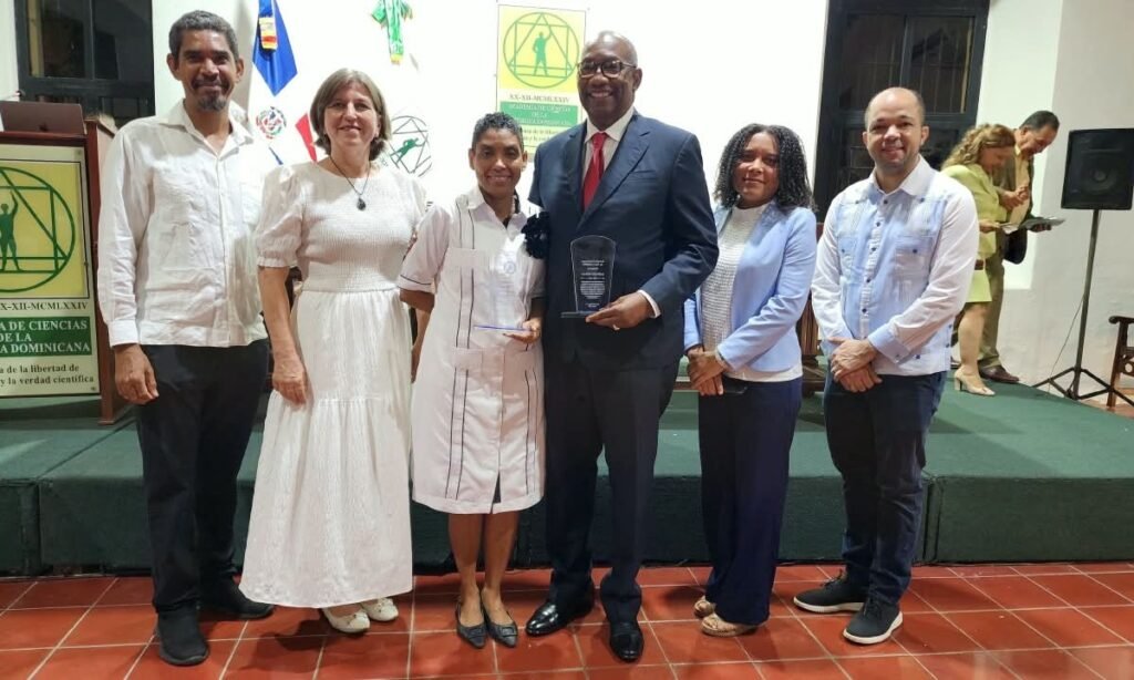 SoDoFi distingue a Editrudis Beltrán y a Emma Encarnación en acto que oficializa el Día Nacional del Físico