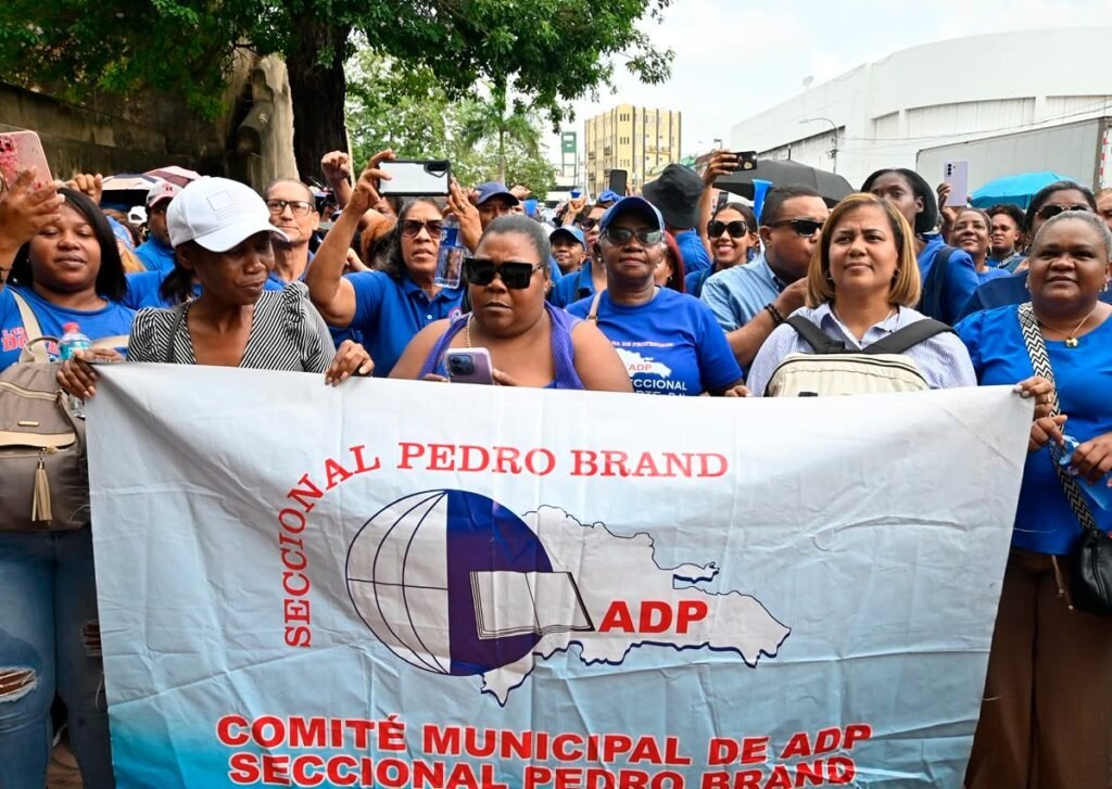 ADP denuncia aulas colapsadas y cupos pendientes en protesta en el Parque Independencia