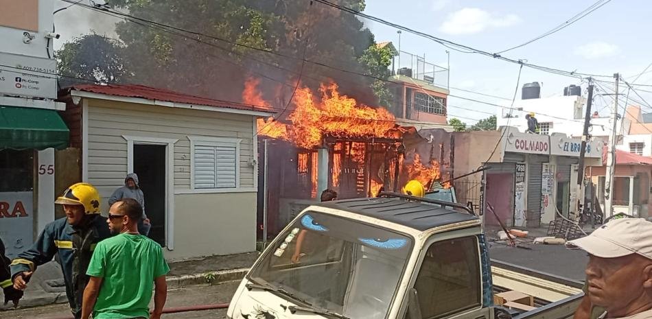 Incendio reduce a cenizas una vivienda en Ocoa y deja a una familia a la intemperie