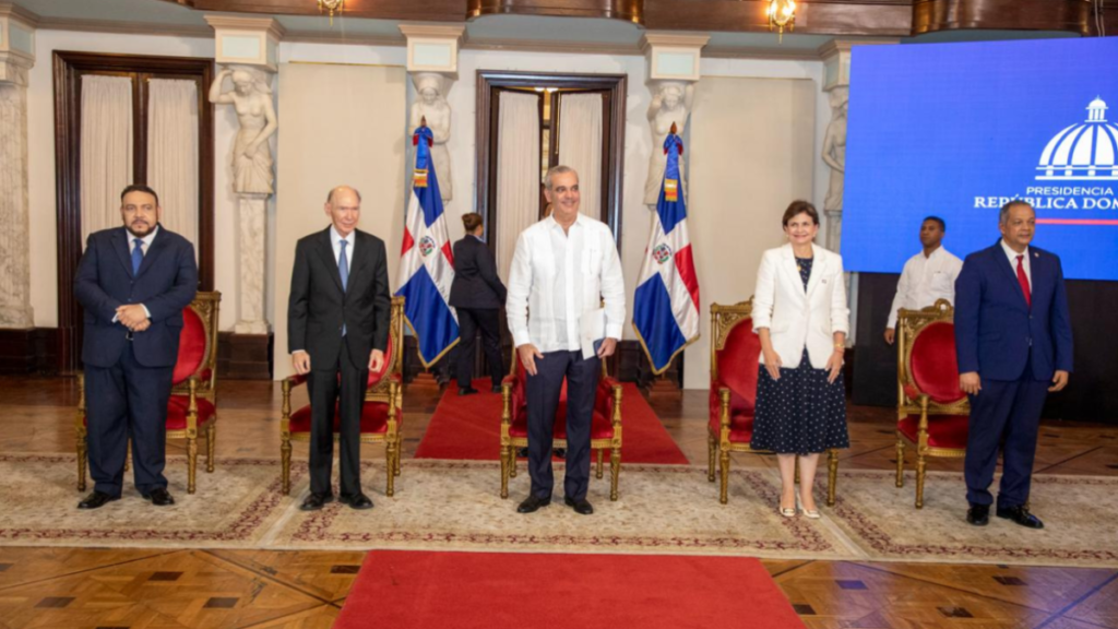 Abinader anuncia gestiones para una nueva sede de la Academia de Historia, pero deja pendiente el resultado