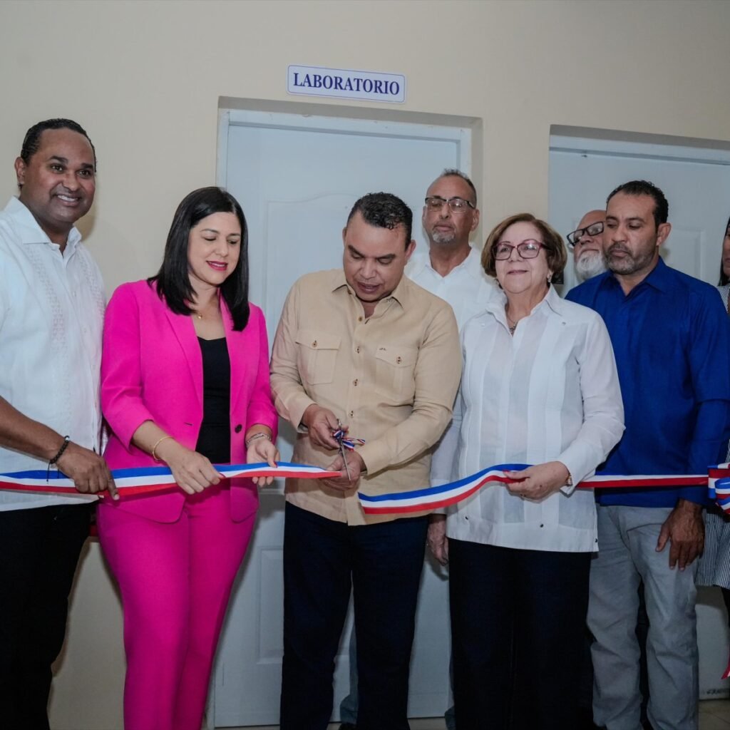 SNS abre laboratorios en Salcedo y San Francisco de Macorís y deja al descubierto tareas pendientes en la red primaria