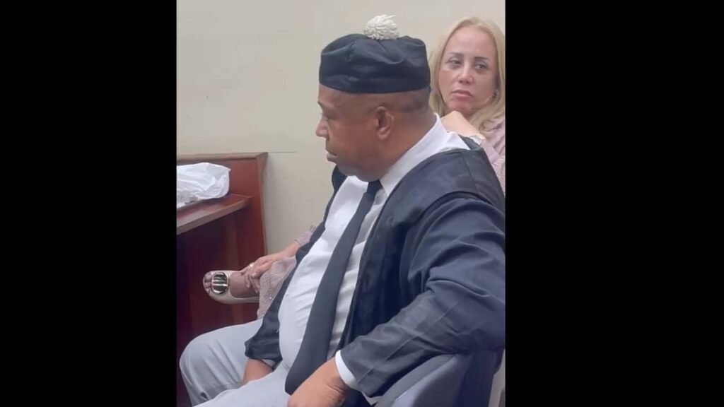 La Tora recibe coerción y una orden de captura reaviva el choque judicial por difamación
