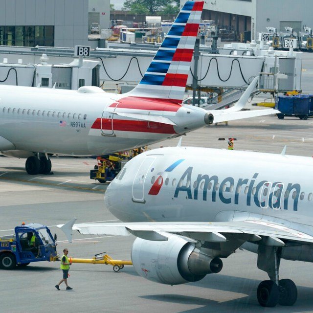 Cinco pasajeros resultan con quemaduras tras incendio de un portátil en vuelo de American Airlines