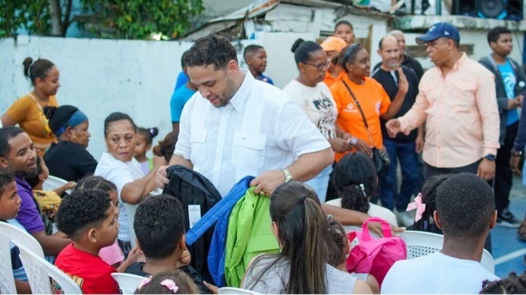 Manuel Cruz reparte computadoras, tabletas y útiles a 800 niños y reabre la presión sobre las carencias escolares