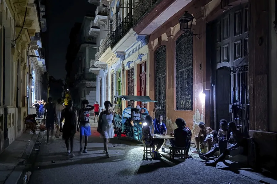 Cuba enfrenta otro domingo de apagones y calcula cortes para hasta el 70 % del país