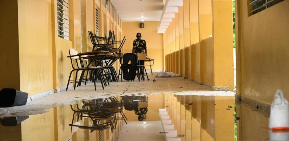 Cerca de 1,000 alumnos siguen sin aulas presenciales por obras pendientes en Santo Domingo