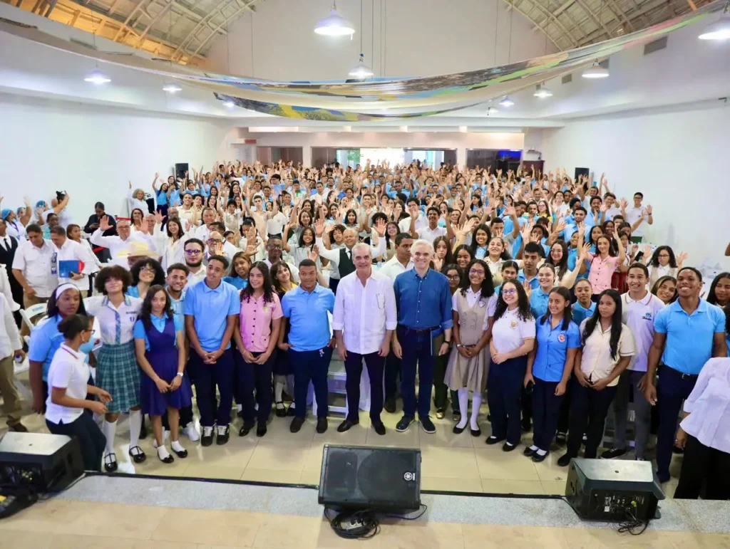 Abinader promete beca del ITLA y una laptop a 326 estudiantes en La Vega