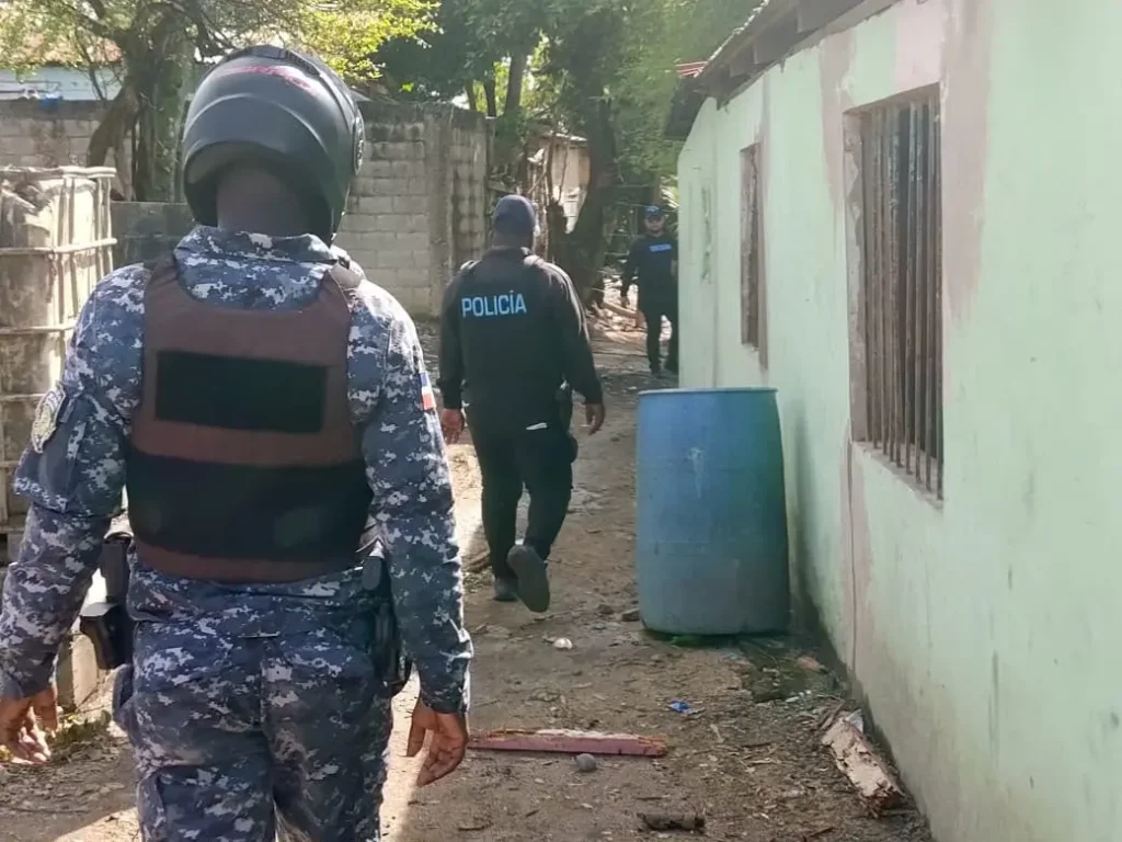 Operativos en SDN dejan al descubierto armas y drogas en barrios bajo vigilancia policial
