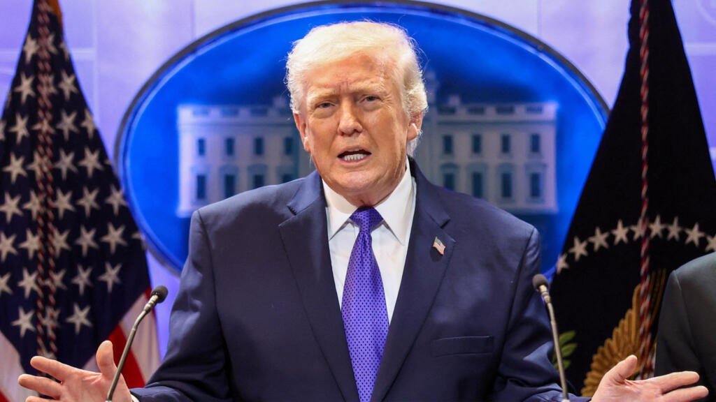 Pagos en efectivo de Trump a asistentes abren frente de fiscalización por posible choque con la ley federal