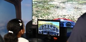 Simulador del IDAC en la Feria del Libro para atraer interesados en la aviación