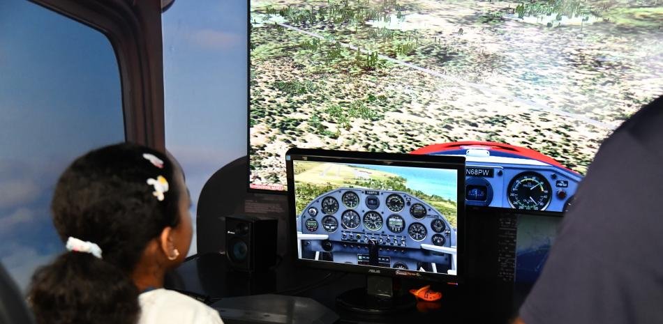 Simulador del IDAC en la Feria del Libro para atraer interesados en la aviación