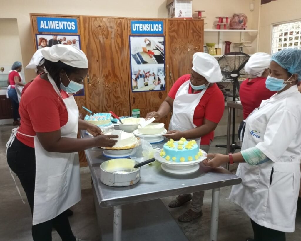 Piden a Abinader intervenir por el cierre parcial de un centro de capacitación en Santo Domingo Este