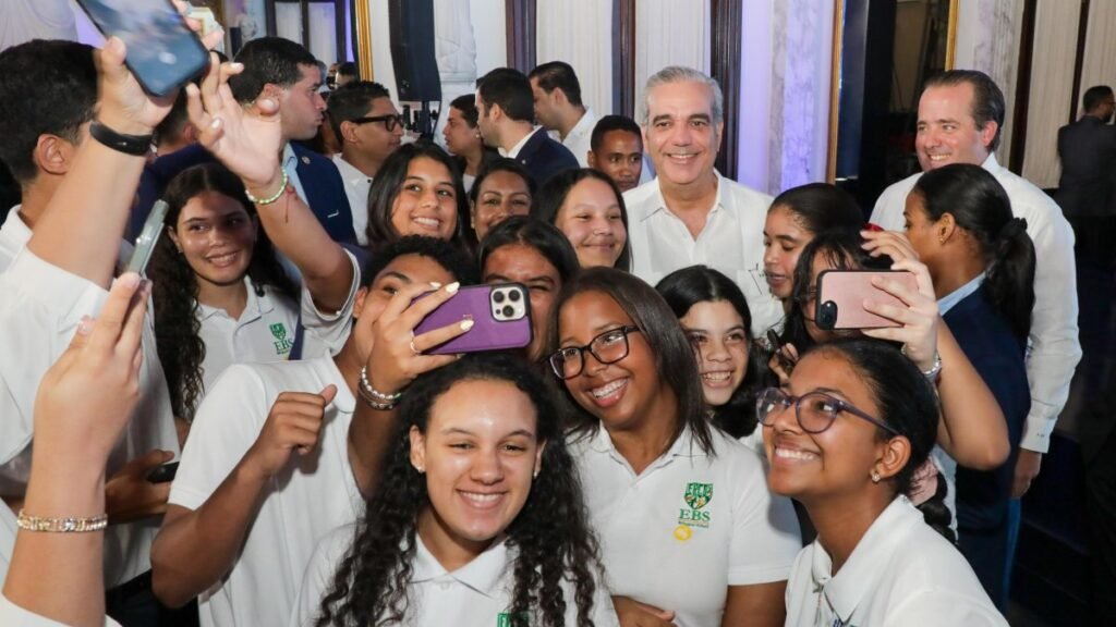 Abinader presenta un plan para formar a un millón en inteligencia artificial y promete ampliar oportunidades