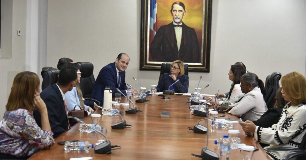 Denuncias por leche y contratos llevan al INABIE a rendir cuentas ante diputados