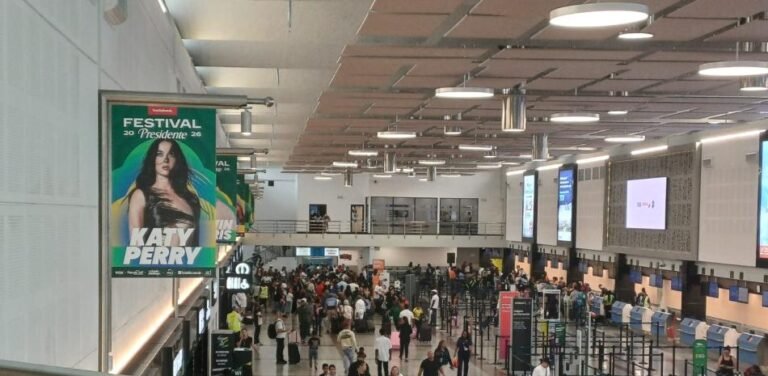 Falla en control aéreo de Filadelfia tumba vuelos en AILA y deja viajeros varados