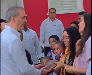 Abinader recibe una Biblia en la inauguración de un CAIPI y la escena reabre el foco sobre la agenda oficial