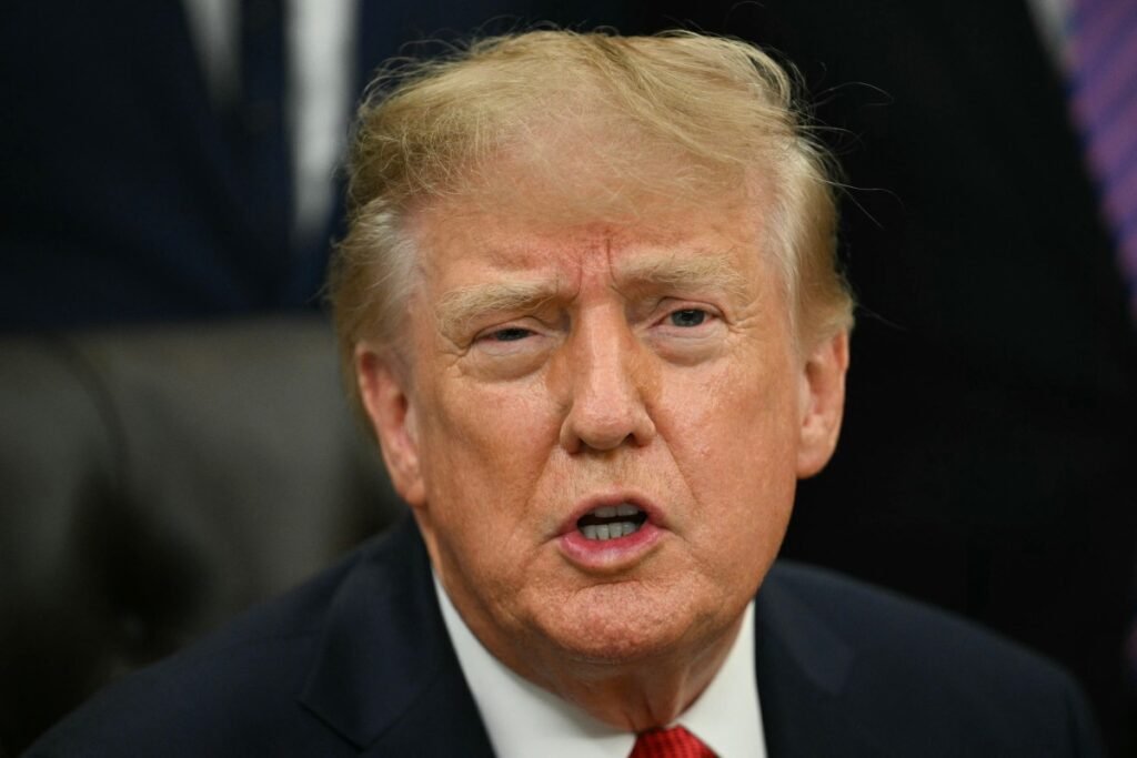 Trump celebra arrestos en Reino Unido mientras el caso expone la presión sobre bases usadas por EEUU