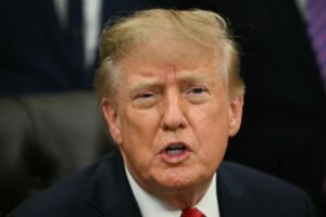 Trump celebra arrestos en Reino Unido mientras el caso expone la presión sobre bases usadas por EEUU