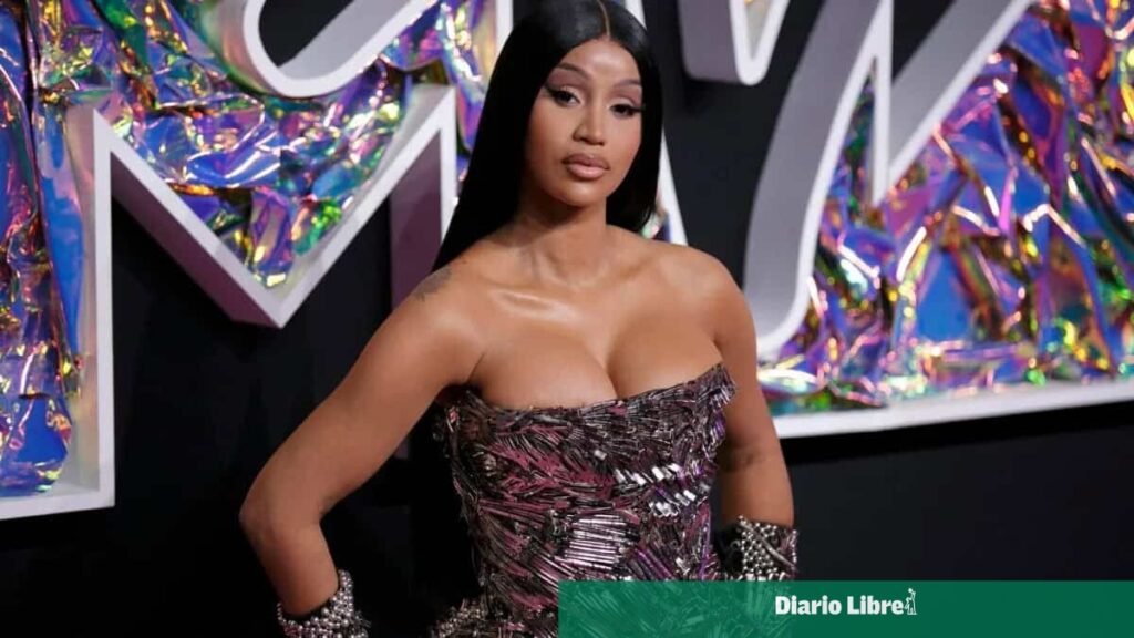 Cardi B vuelve a Santiago y el episodio reabre el contraste entre viralidad y prioridades públicas