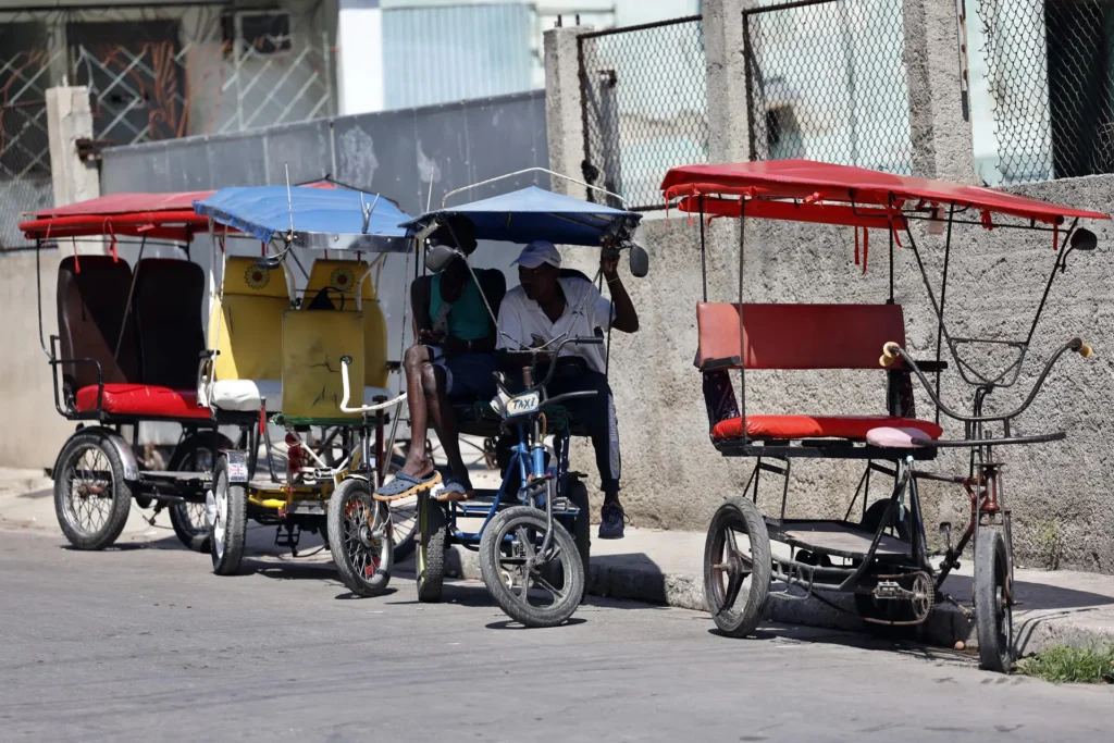 Cuba abre la puerta a contratar sin agencias estatales y a operar cuentas fuera del país