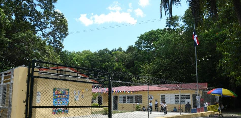 Calor y abanicos insuficientes en aulas modulares de Santo Domingo