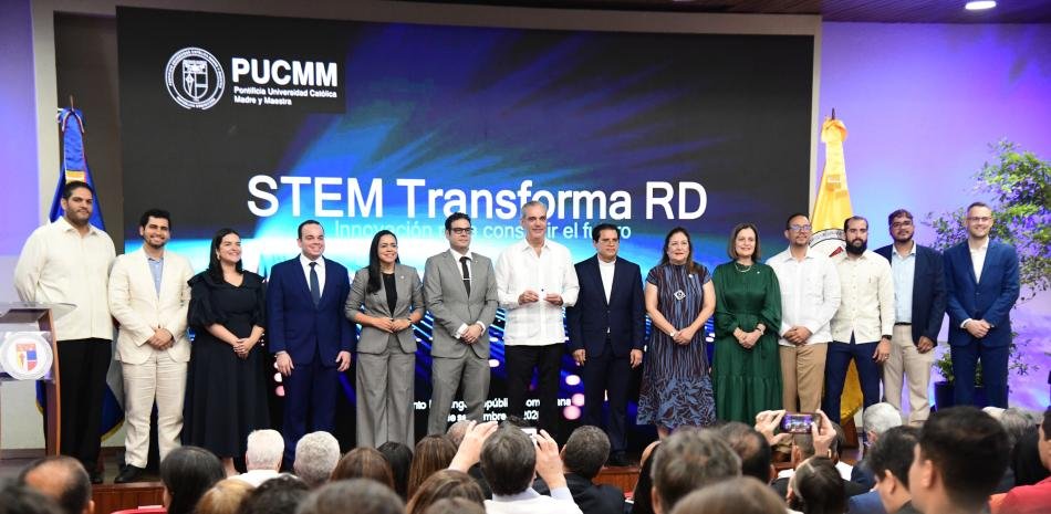 PUCMM exhibe su primer microchip universitario y Abinader lo enlaza con la apuesta oficial por semiconductores