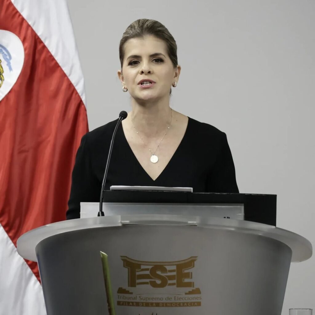 Laura Fernández arranca con 59 % de apoyo, pero por debajo de su antecesor y con la inseguridad al frente de las preocupaciones