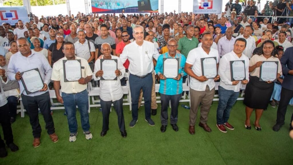 Abinader entrega 1,750 títulos en Los Alcarrizos y promete nuevas partidas este año