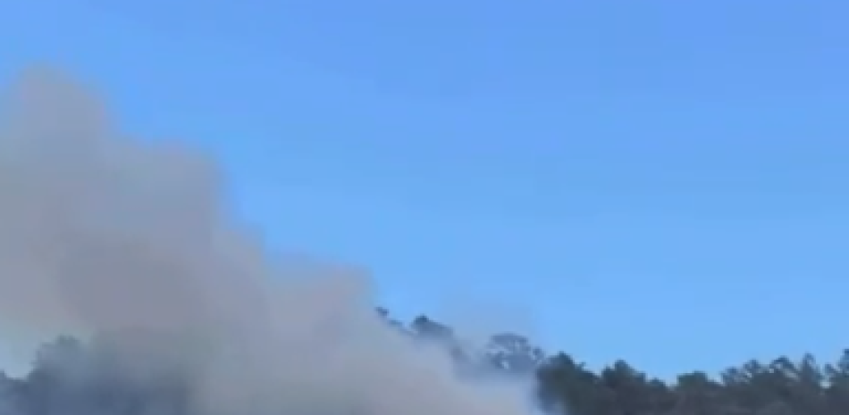Incendio en Cañada Seca mantiene en alerta a Constanza y reaviva dudas sobre la respuesta forestal