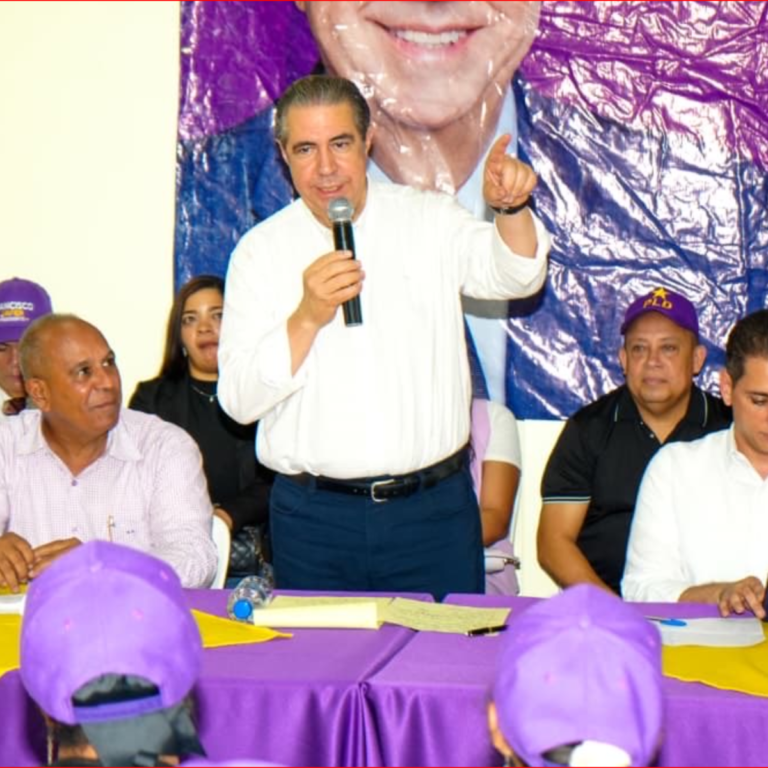 Francisco Javier afirma que Monseñor Nouel sigue con el PLD y exhibe respaldo bajo la lluvia